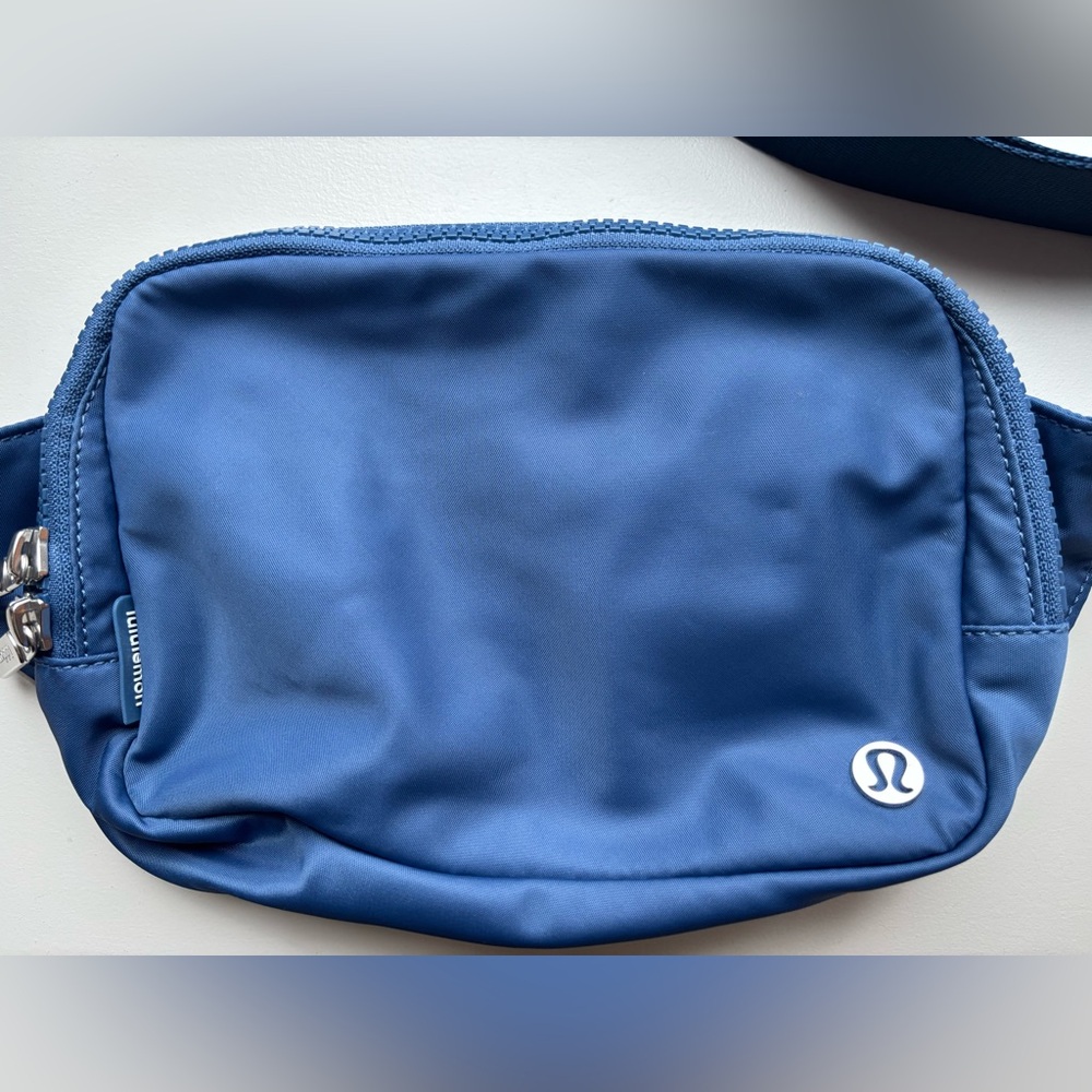 Lululemon Everywhere Belt Bag 2L - Picture 2 of 7